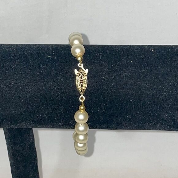 Faux Pearl Bracelets - Picture 2 of 3